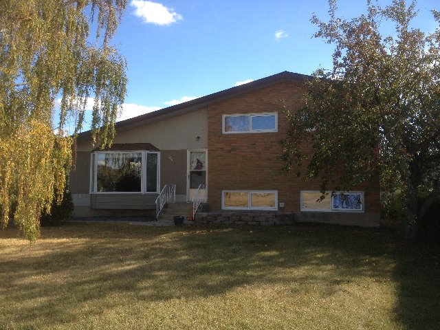 This 4 level split has been recently renovated with new kitchen cabinets, new granite countertops, new bathroom vanity, new appliances, wood laminate flooring, large bay window, new shingles, new deck, new fence, and all new windows, located on a large lot and the school is right out your front door.